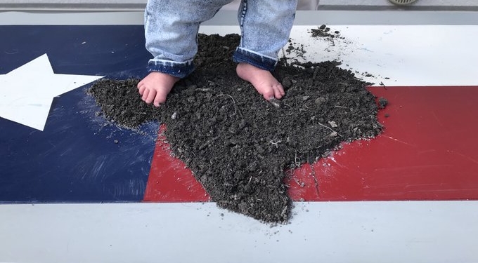 Чтобы сын родился на американской земле. Техасец заплатил за пересылку в Италию земли, которую спрятал под кроватью рожавшей жены (ФОТО)