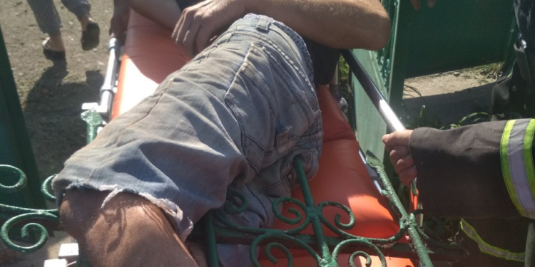 На Николаевщине мужчина насадил себя на металлический забор (ФОТО)