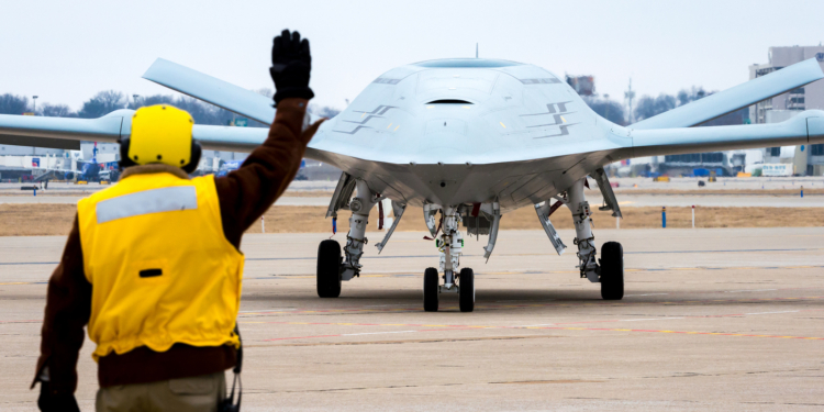 Военный дрон-заправщик США “Скат” совершил первый полет (ВИДЕО)