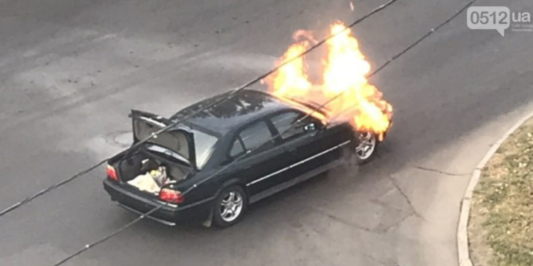 В центре Николаева на ходу загорелся BMW. Движение перекрывали, чтобы потушить пожар (ФОТО, ВИДЕО)