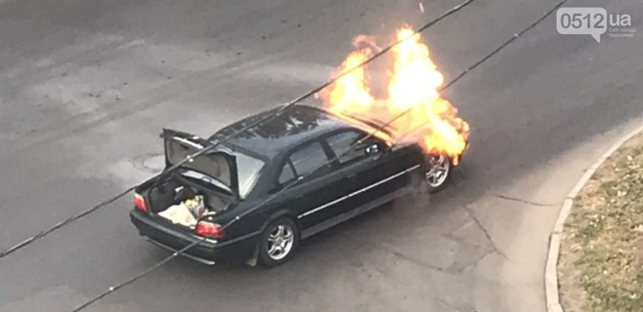 В центре Николаева на ходу загорелся BMW. Движение перекрывали, чтобы потушить пожар (ФОТО, ВИДЕО)