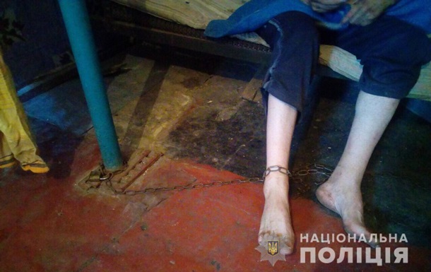 Жительница Днепропетровской области держала взрослого сына на цепи 1
