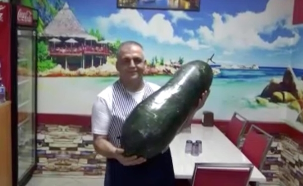 В Турции вырос огурец-гигант размером с ребенка