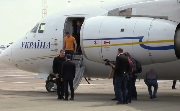 В Украину из России вернулись 11 политзаключенных и захваченные моряки (ФОТО, ВИДЕО)