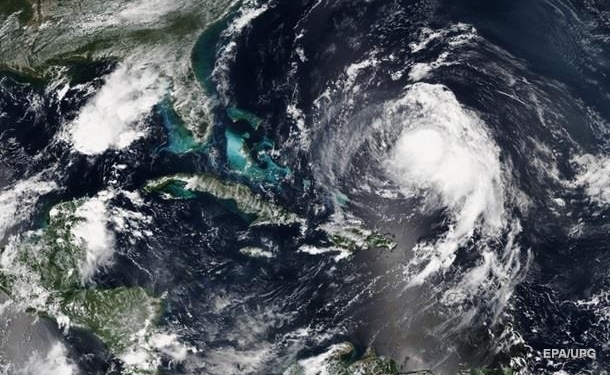 В Атлантике циклон Умберто усилился и получил статус урагана