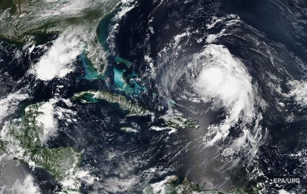 В Атлантике циклон Умберто усилился и получил статус урагана 1
