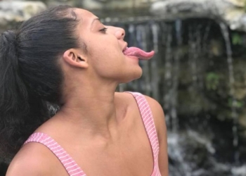 Очень длинный язык приносит блогерше  доход в  $100 тыс. (ВИДЕО)