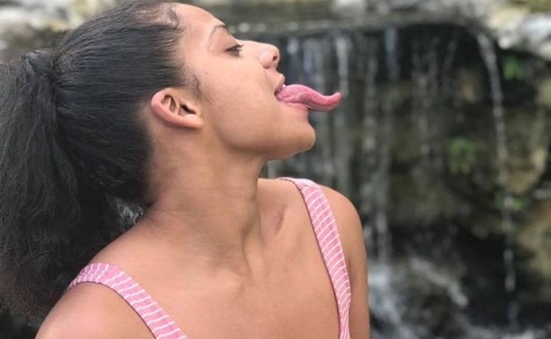 Очень длинный язык приносит блогерше  доход в  $100 тыс. (ВИДЕО)