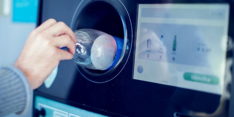 В общественных местах планируют установить “фандоматы” – автоматы для сбора пластиковых бутылок