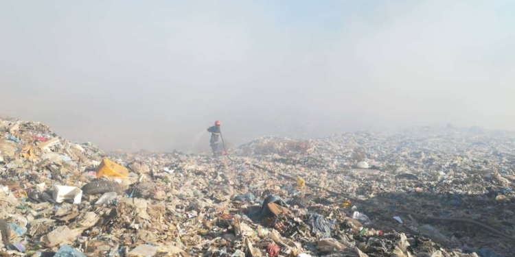 В Николаеве тушат пожар на полигоне ТБО – горит мусор на площади 3 тыс.кв.м (ФОТО)