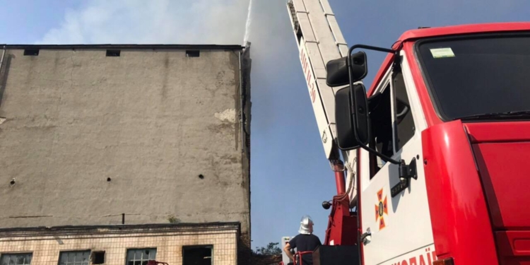 На Николаевщине продолжают тушить бывший мясокомбинат – пошли пятые сутки (ФОТО)