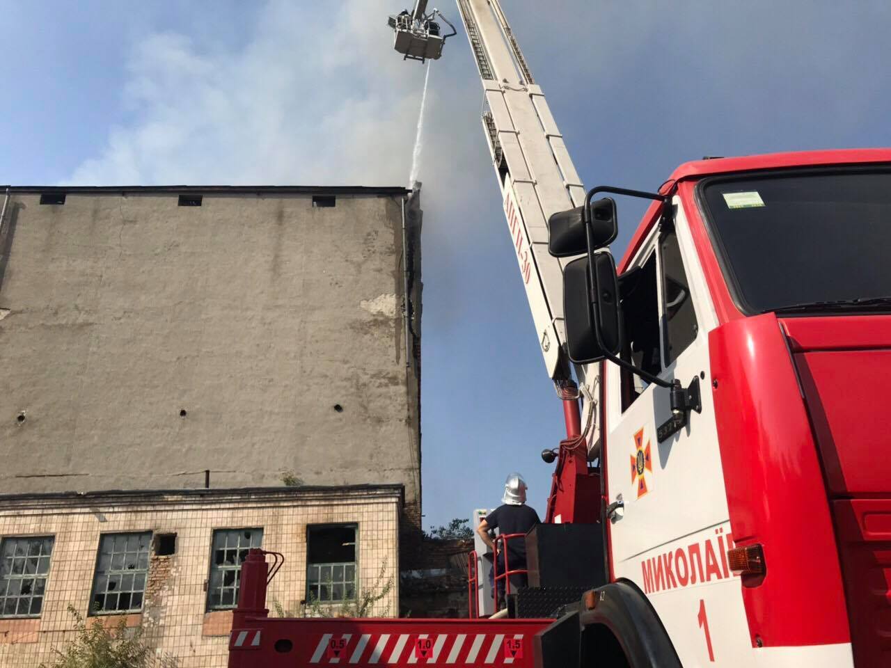 На Николаевщине продолжают тушить бывший мясокомбинат – пошли пятые сутки (ФОТО)