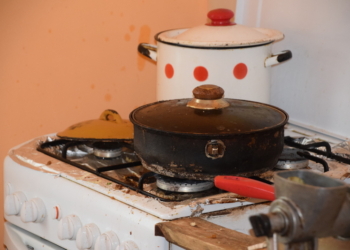 В Николаеве из задымленной квартиры спасли прикованную к постели пенсионерку – у нее подгорела на плите еда (ФОТО)