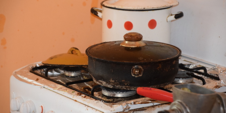 В Николаеве из задымленной квартиры спасли прикованную к постели пенсионерку – у нее подгорела на плите еда (ФОТО)