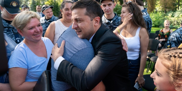 Вручил часы и пообещал квартиры. Зеленский встретился с освобожденными моряками (ФОТО)