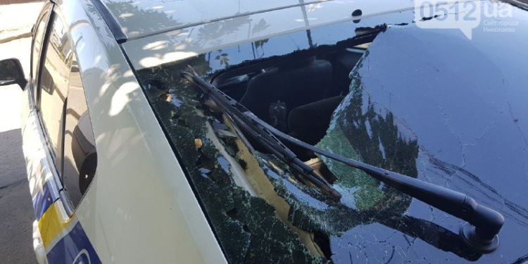 Неизвестные разбили стекло в автомобиле патрульной полиции Николаева (ФОТО)