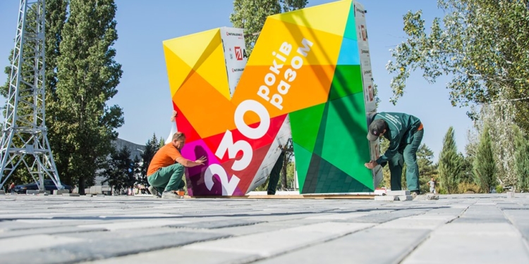 В Николаеве установили трехметровый арт-объект «МИ», который официально откроют в День города (ФОТО)