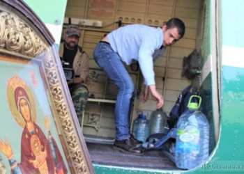 С иконой «Неупиваемая чаша» и 70 литрами святой воды: российскую Тверь с самолета окропили от пьянства и блуда (ФОТО, ВИДЕО)