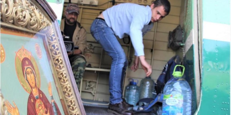 С иконой «Неупиваемая чаша» и 70 литрами святой воды: российскую Тверь с самолета окропили от пьянства и блуда (ФОТО, ВИДЕО)