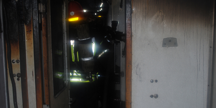 В Николаеве горел железнодорожный пассажирский вагон (ФОТО)