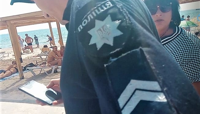 Скандал в Коблево: отдыхающим, отказавшимся платить за место на пляже, угрожали выбить зубы и сломать ноги (ВИДЕО)