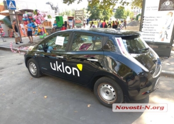 Таксисты Uklon провели в Николаеве митинг и показали побитые конкурентами машины (ФОТО)