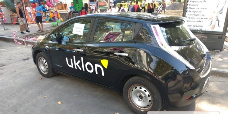 Таксисты Uklon провели в Николаеве митинг и показали побитые конкурентами машины (ФОТО)