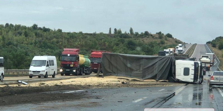 На трассе между Одессой и Николаевом перевернулся грузовик с зерном (ФОТО)