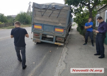 В Николаеве отвалившееся от грузовика колесо сбило пенсионера. Мужчина в больнице в тяжелом состоянии (ФОТО)