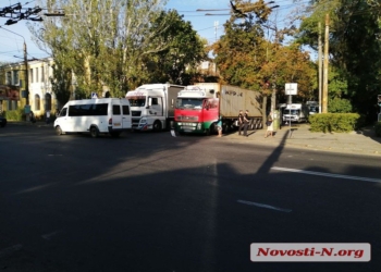 На Большой Морской образовалась пробка после столкновения двух фур (ФОТО)