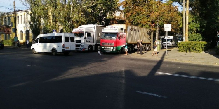 На Большой Морской образовалась пробка после столкновения двух фур (ФОТО)