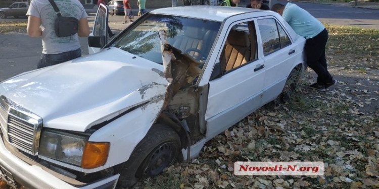 В Николаеве после ДТП Mercedes перевернулся на бок