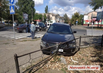 На перекрестке в Николаеве в аварию угодили три автомобиля: пострадал водитель (ФОТО)
