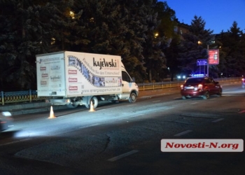 На пешеходном переходе в Николаеве грузовик сбил женщину с ребенком (ФОТО)