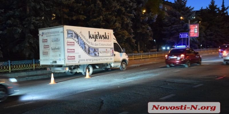 На пешеходном переходе в Николаеве грузовик сбил женщину с ребенком (ФОТО)
