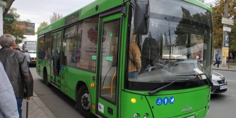 Лизинговый автобус зажал дверью женщину в Николаеве