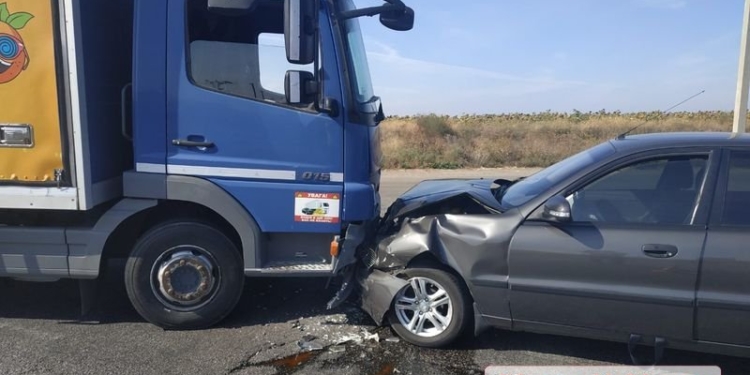 На въезде в Николаев столкнулись грузовик «Мерседес» и «Ланос» — пострадала женщина (ФОТО)