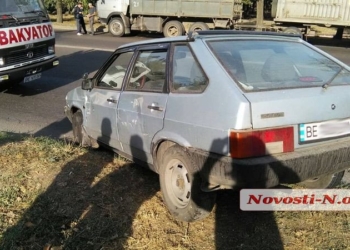 В Николаеве «КамАЗ» врезался в «девятку» – ВАЗ выбросило на встречную полосу (ФОТО)