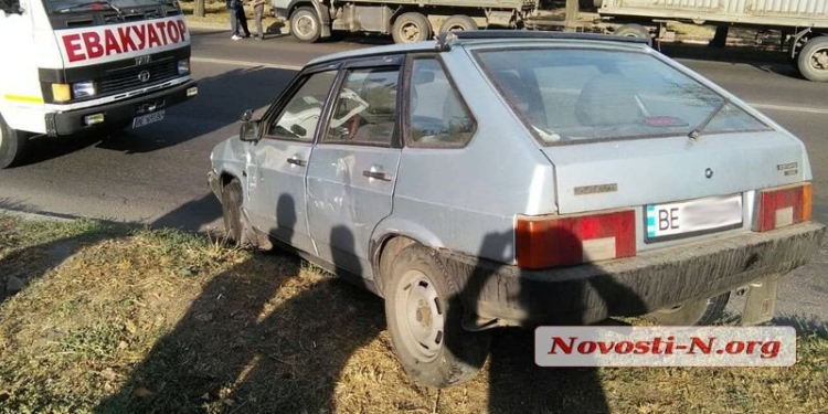 В Николаеве «КамАЗ» врезался в «девятку» – ВАЗ выбросило на встречную полосу (ФОТО)