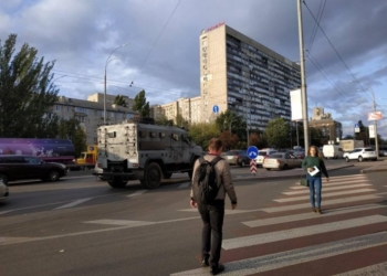 “Подрывник” моста в Киеве – выходец из Крыма. Он уже расстрелял полицейский дрон. К мосту прибыли бронемашины (ФОТО, ВИДЕО)