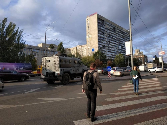 Стали известны подробности о мужчине, который угрожает взорвать мост в Киеве 1