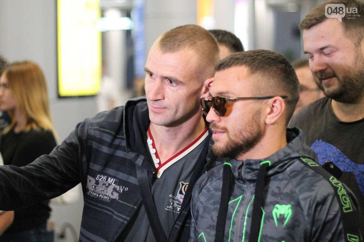 Ломаченко прилетел в Одессу: как чемпиона встретили дома