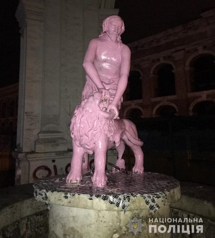 В Киеве хулиганы покрасили в розовый цвет фонтан «Самсон». Когда их задержали – попытались прикинуться, что «хотели сделать красиво» (ФОТО) 5