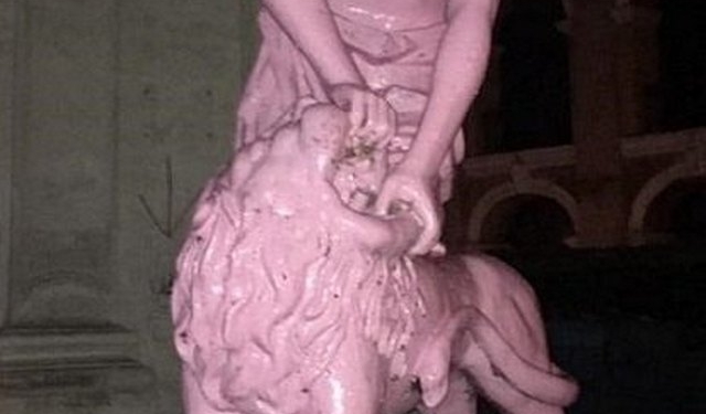 В Киеве хулиганы покрасили в розовый цвет фонтан «Самсон». Когда их задержали – попытались прикинуться, что «хотели сделать красиво» (ФОТО)