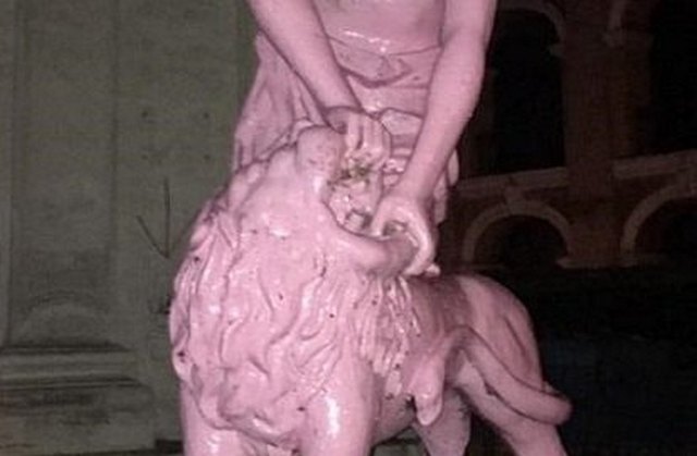 В Киеве хулиганы покрасили в розовый цвет фонтан «Самсон». Когда их задержали – попытались прикинуться, что «хотели сделать красиво» (ФОТО) 13