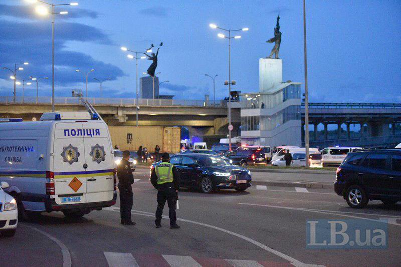 Мужчина на мосту в Киеве требовал встречи со своей девушкой – полиция 1
