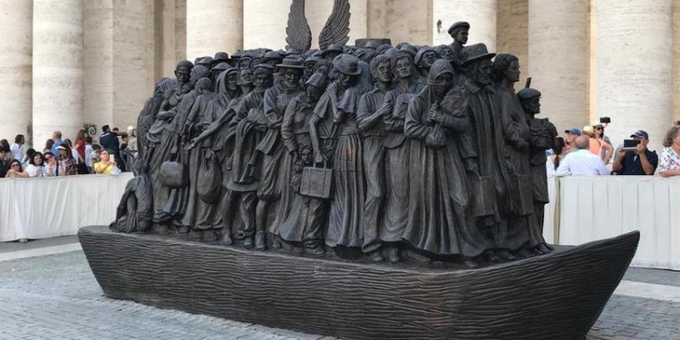 Папа Римский открыл в Ватикане памятник мигрантам