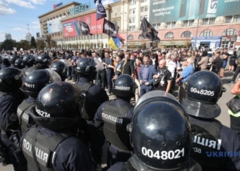 Марш равенства в Харькове забросали яйцами и мусором: из центра их вывела полиция (ФОТО)