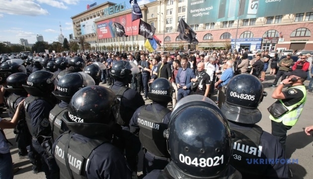 Марш равенства в Харькове забросали яйцами и мусором: из центра их вывела полиция (ФОТО)