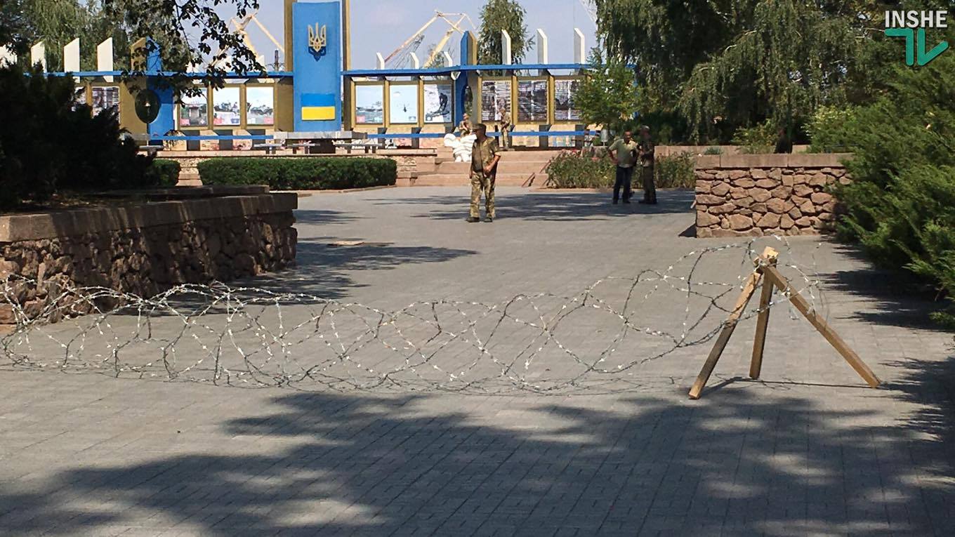 Подход к Николаевской ОГА загородили колючей проволокой. Что происходит? (ФОТО)